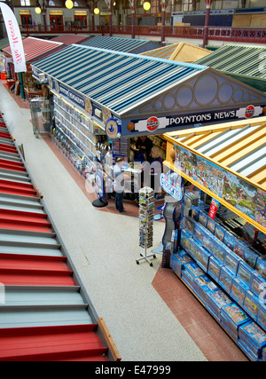 Menschen beim Einkaufen in der Kathedrale Quartal Markt Hall Derby England UK Stockfoto