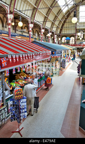 Menschen beim Einkaufen in der Kathedrale Quartal Markt Hall Derby England UK Stockfoto