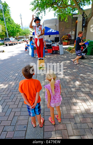 Kinder beobachten Clown führt Tricks am Bauernmarkt Bradenton Florida Florida uns USA Stockfoto