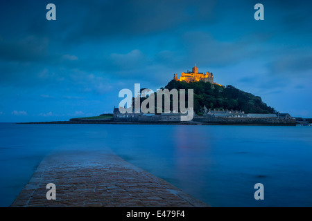 Dämmerung über Mont Saint Michel, Marazion, Cornwall, England Stockfoto