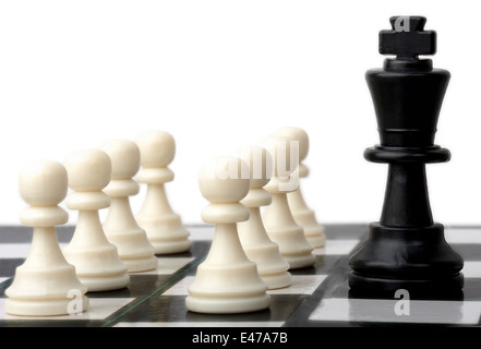 ein leistungsstarker Player gegen eine Mannschaft im Schach Stockfoto
