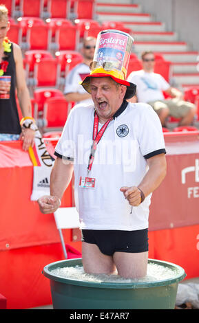 Berlin, Deutschland. 4. Juli 2014. Fußball-Fan Renee in eine Tonne vor Eis steht das WM-Fußballspiel zwischen Deutschland und Frankreich in Berlin, Deutschland, 4. Juli 2014. Foto: Jörg Carstensen/Dpa/Alamy Live News Stockfoto