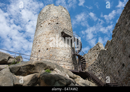 Big-Tower der alten mittelalterlichen Burg mit Blick auf den Himmel Stockfoto