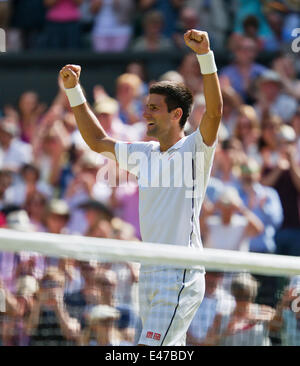 London, UK. 4. Juli 2014. Wimbledon, AELTC, Männer Halbfinale zwischen Novak Djokovic (SRB) und Grigor Dimitrov (BUL), Bild: Novak Djokovic feiert seinen Sieg Foto: Henk Koster/Tennisimages/Alamy Live News Stockfoto