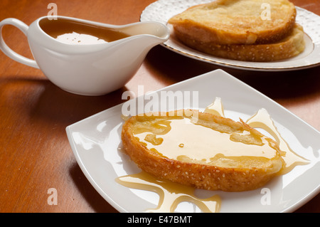 Croutons Honig geröstete Weißbrot Dessert kalorienreiche süße neue Schale Platte Gießen Biene Toast Essen hausgemachte niemand appetitlich lecker Stockfoto