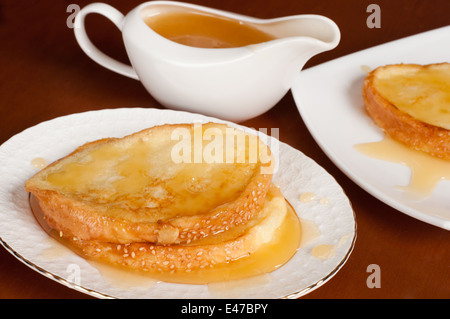 Croutons Honig geröstete Weißbrot Dessert kalorienreiche süße neue Schale Platte Gießen Biene Toast Essen hausgemachte niemand appetitlich lecker Stockfoto