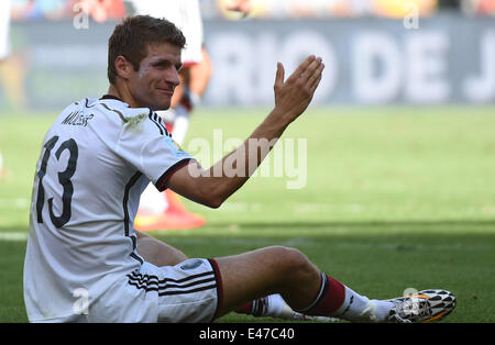 Rio De Janeiro, Brasilien. 4. Juli 2014. Deutschlands Thomas Müller reagiert nach einem Sturz während eines Spiels im Viertelfinale zwischen Frankreich und Deutschland der FIFA WM 2014 im Estadio Do Maracana-Stadion in Rio De Janeiro, Brasilien, am 4. Juli 2014. Bildnachweis: Wang Yuguo/Xinhua/Alamy Live-Nachrichten Stockfoto