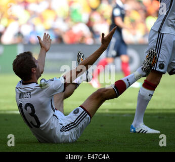 Rio De Janeiro, Brasilien. 4. Juli 2014. Deutschlands Thomas Müller reagiert nach einem Sturz während eines Spiels im Viertelfinale zwischen Frankreich und Deutschland der FIFA WM 2014 im Estadio Do Maracana-Stadion in Rio De Janeiro, Brasilien, am 4. Juli 2014. Bildnachweis: Wang Yuguo/Xinhua/Alamy Live-Nachrichten Stockfoto