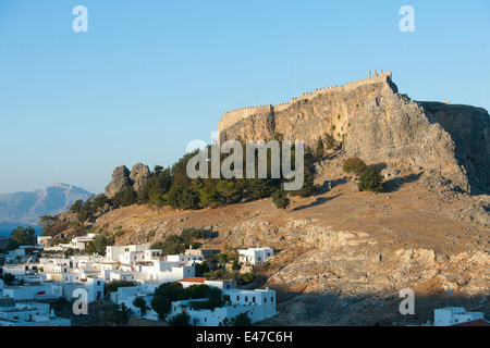 Griechenland, Rhodos, Lindos, Blick Über Den Ort Auf Die Akropolis Stockfoto