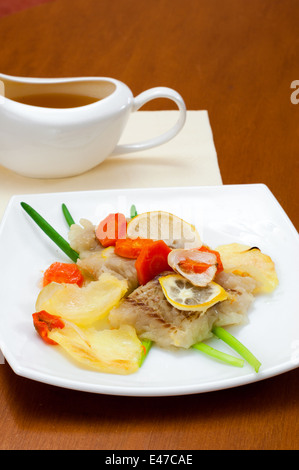 Fische Kabeljau Gemüse Kartoffeln Karotten Zwiebeln Grün Filet Teil Kontrolle gedünstet Gericht Meer Meeresfrüchte essen Essen Fertiggerichte ein Mittagessen Stockfoto