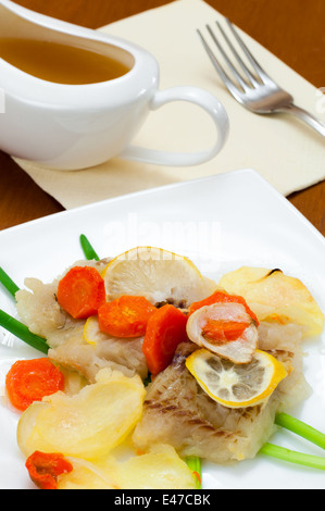 Fische Kabeljau Gemüse Kartoffeln Karotten Zwiebeln Grün Filet Teil Kontrolle gedünstet Gericht Meer Meeresfrüchte essen Essen Fertiggerichte ein Mittagessen Stockfoto