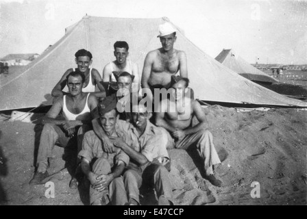 Britische REME Soldaten vor ihrem Zelt bei Tel-el-Kebir Ägypten 1943 während Weltkrieges zwei 2 Stockfoto