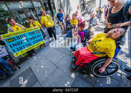 London, UK. 4. Juli 2014. DPAC organisieren einen Protest außerhalb des Ministeriums für Arbeit und Renten zu verlangen, dass sie das unabhängige Leben Fonds sparen. Es gibt eine starke Polizeipräsenz im Hintergrund nach der Schließung der Abtei am Wochenende, aber die Verbindungsbeamten sind sehr freundlich. Westminster, London, UK 4. Juli 2014. Bildnachweis: Guy Bell/Alamy Live-Nachrichten Stockfoto