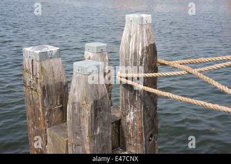 Große hölzerne Poller mit einem Seil gefesselt Schiff Stockfoto