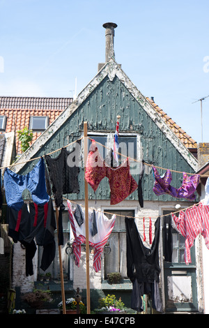 Waschen Sie hängen über der Straße im alten Fischerdorf, Niederlande Stockfoto