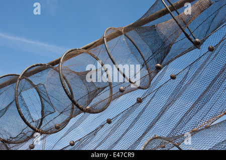 Detail der Fischnetz trocknen in der Sonne gegen den blauen Himmel Stockfoto