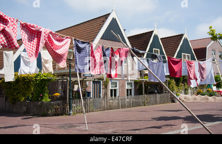 Waschen Sie hängen über der Straße im alten Fischerdorf, Niederlande Stockfoto