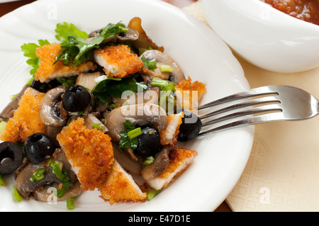 Salat Oliven Hähnchen Brust Fleisch weiß grüne Sauce Gabel essen neue Gericht Sauciere catering Pilze niemand Stockfoto