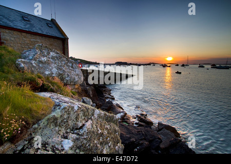 Sonnenuntergang über dem Hafen von Hugh Town. St. Marien, Isles of Scilly, Vereinigtes Königreich. Stockfoto