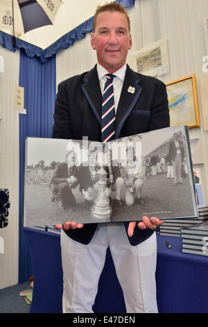 Henley, UK. 4. Juli 2014. Sir Matthew Pinsent, CBE zeigt eine erstaunliche Buch mit Fotografien des 175. Jubiläums der Henley Royal Regatta in seinem Buch - Unterzeichnung während der Regatta. Zeigen die jungen Matthew Pinscent, mit Tim Foster, Steve Redgrave, James Cracknell, der Olympiasieger in der Vierer ohne Steuermann 4, Sydney 2000Pinsent, ein sechzehn Mal Henley Medaillengewinner, schrieb auch die Einführung in die Henley Royal Regatta: A Celebration In Fotografien. Bildnachweis: Gary Blake/Alamy Live-Nachrichten Stockfoto