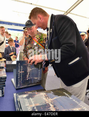 Henley, UK. 4. Juli 2014. Sir Matthew Pinsent, CBE. Buchen - Unterzeichnung einer atemberaubenden Buch mit Fotografien des 175-jährigen Jubiläums der Henley Royal Regatta.Pinsent, sechzehn Mal Henley Medaillengewinner, schrieb auch die Einführung in die Henley Royal Regatta: A Celebration In Photographs.It in bespricht die Geschichte der Veranstaltung von den Anfängen im Jahre 1839 durch bis heutigen Tag, und enthält viele seiner eigenen persönlichen Erfahrungen und Einblicke in die WorldÕs berühmtesten Regatta. Bildnachweis: Gary Blake/Alamy Live-Nachrichten Stockfoto