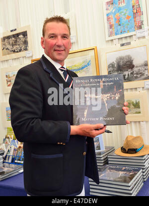 Henley, UK. 4. Juli 2014. Sir Matthew Pinsent, CBE zeigt eine erstaunliche Buch mit Fotografien des 175. Jubiläums der Henley Royal Regatta in seinem Buch - Unterzeichnung während der Regatta. Pinsent, ein sechzehn Mal Henley Medaillengewinner, schrieb auch die Einführung in die Henley Royal Regatta: A Celebration In Photographs.It in bespricht die Geschichte der Veranstaltung von den Anfängen im Jahre 1839 durch bis heutigen Tag, und enthält viele seiner eigenen persönlichen Erfahrungen und Einblicke in die Welt "berühmtesten Regatta. Bildnachweis: Gary Blake/Alamy Live-Nachrichten Stockfoto