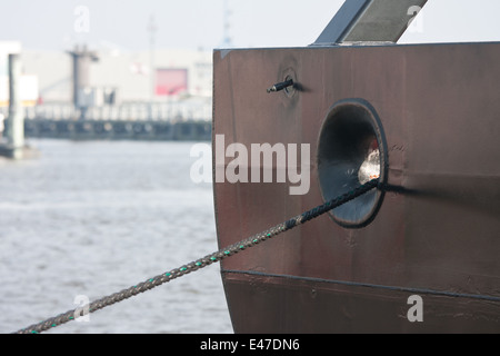 Große eiserne Schiff vor Anker mit Seil in einem niederländischen Hafen Stockfoto