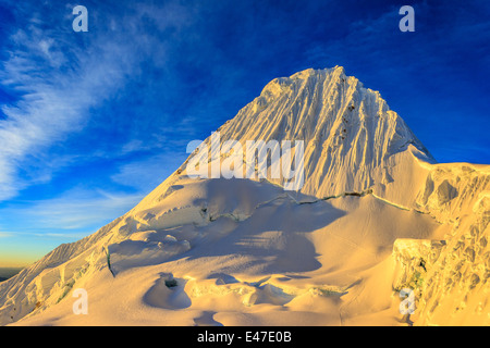 Sonnenaufgang am Nevado Alpamayo Stockfoto