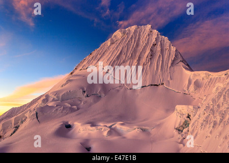 Sonnenuntergang am Nevado Alpamayo Stockfoto