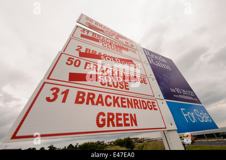 Für Verkauf Zeichen mit den meisten anzeigen "Verkauft" Stockfoto