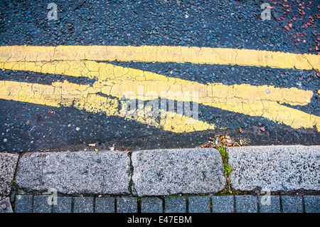 Eingestellt von nicht falsch gemalt gelbe Doppellinien Stockfoto