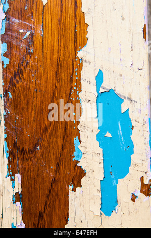Schichten von Farbe abplatzt Holz, enthüllt den Strich unten. Stockfoto