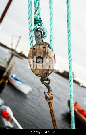 Verwitterte Riemenscheibe auf einem Fischerboot Stockfoto