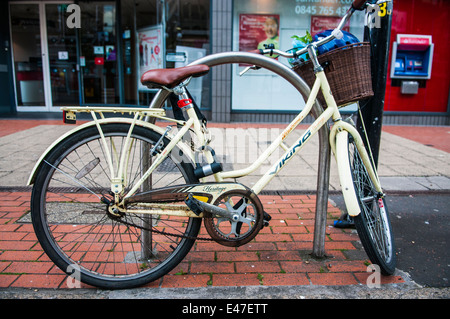 Fahrrad zu einem Zyklus Rack gekettet. Stockfoto