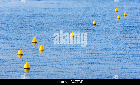 gelben Bojen auf dem Wasser schwimmt Stockfoto