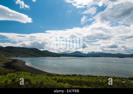 Gairloch Bucht mit Blick auf Shieldaig Wald und die Berge Torridon Stockfoto