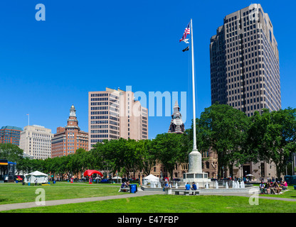 Blick vom The Green mit Blick auf Büros entlang Church Street in der Innenstadt von New Haven, Connecticut, USA Stockfoto