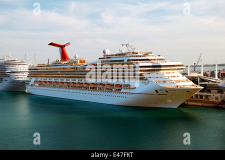 Carnival Glory Hafen von Miami Kreuzfahrtschiff dockt Florida FL uns Stockfoto