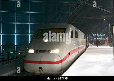 Eis am Bahnsteig Stockfoto