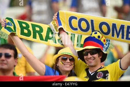 Fortaleza, Brasilien. 4. Juli 2014. Fans von Brasilien (L) und Kolumbien jubeln während der FIFA WM 2014 Viertel Finale Fußball zwischen Brasilien und Kolumbien in Fortaleza, Brasilien, 4. Juli 2014. Foto: Marius Becker/Dpa/Alamy Live News Stockfoto