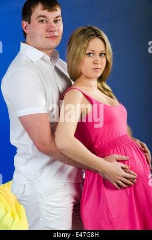 Porträt der glückliche junge schwangere Frau und ihr Mann Stockfoto