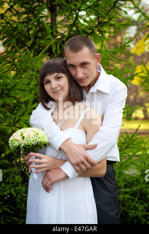 Schöne europäische junge Brautpaar Stockfoto