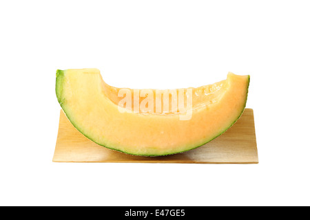 Cantaloupe-Melone in Bambus Schale auf weißem Hintergrund isoliert. Stockfoto