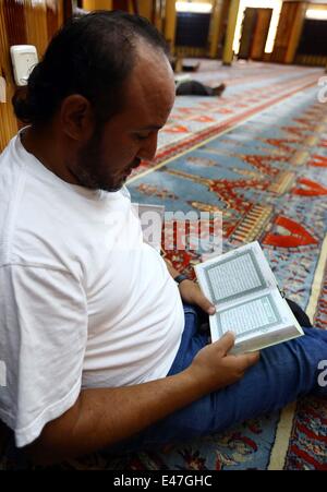 (140704)--Tripolis, 4 Juli, 2014(Xinhua)--ein libysche Mann liest Koran in einer Moschee während des muslimischen Heiligen Monats Ramadan in Tripolis, Libyen, am 4. Juli 2014. (Xinhua/Hamza-Türkei) Stockfoto