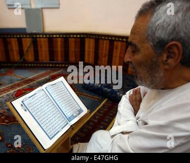 (140704)--Tripolis, 4 Juli, 2014(Xinhua)--ein libysche Mann liest Koran in einer Moschee während des muslimischen Heiligen Monats Ramadan in Tripolis, Libyen, am 4. Juli 2014. (Xinhua/Hamza-Türkei) Stockfoto
