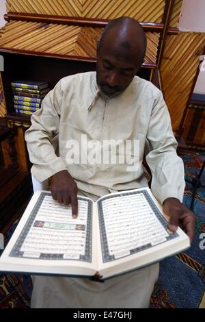 (140704)--Tripolis, 4 Juli, 2014(Xinhua)--ein libysche Mann liest Koran in einer Moschee während des muslimischen Heiligen Monats Ramadan in Tripolis, Libyen, am 4. Juli 2014. (Xinhua/Hamza-Türkei) Stockfoto