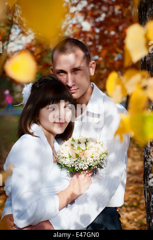 Schöne europäische junge Brautpaar, Herbst Stockfoto