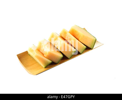 Cantaloupe-Melone in Bambus Schale auf weißem Hintergrund isoliert. Stockfoto