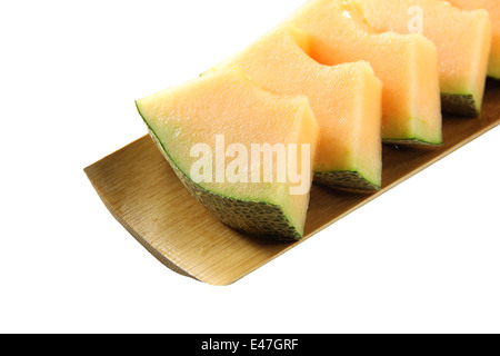 Cantaloupe-Melone in Bambus Schale auf weißem Hintergrund isoliert. Stockfoto