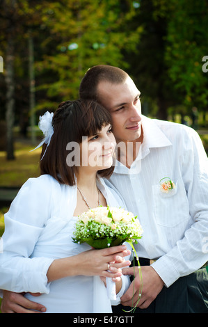 Schöne europäische junge Brautpaar Stockfoto